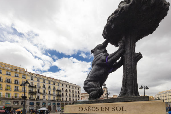 Statue of El Oso y El Madrono also called Bear and the Strawberry Tree, Plaza de la Puerta del Sol, Madrid, Spain