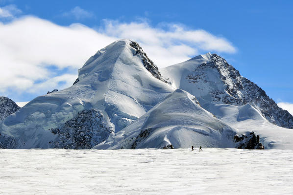 Mountaineers climbing Monte Rosa (Gobba di Rollin), Aosta Valley, Italy, Europe.