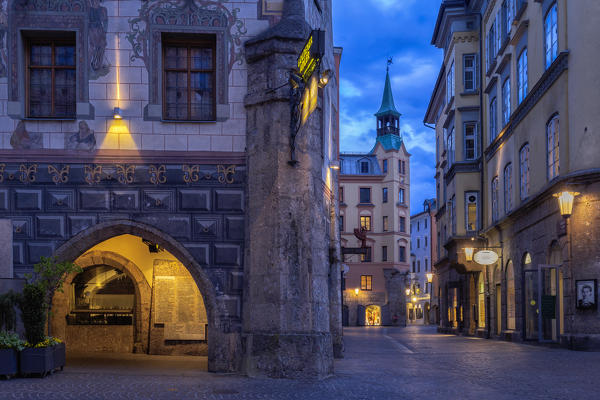 The historical inner city of Innsbruck at evening, Kiebachgasse, Innsbruck, Tyrol, Austria, Europe