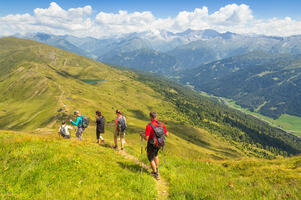 Hikers descending to Lake Lichtsee from Rötenspitze mountain, Obernbergtal, Obernberg am Brenner, Innsbruck Land, Tyrol, Austria, Europe