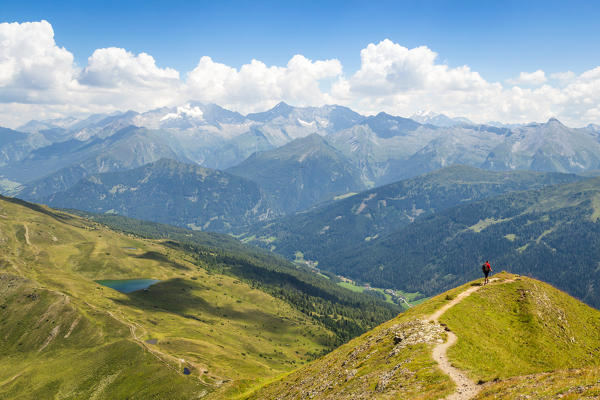 Mountaineer on the path to Lake Lichtsee with Obernbergtal valley in the background, Obernberg am Brenner, Innsbruck Land, Tyrol, Austria, Europe