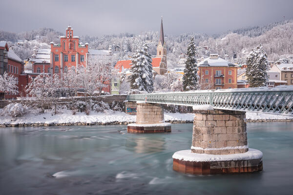 The snow covered Emile-Béthouart-Steg with the Sankt Nikolaus district in the background, Innsbruck, Tyrol, Austria, Europe  