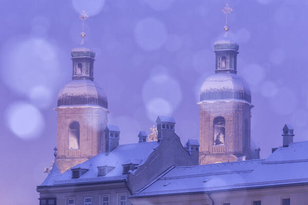 The towers of the St. Jakob cathedral on a snowy evening as seen from the Innbruecke bridge, Innsbruck Stadt, Innsbruck, Tyrol, Austria, Europe