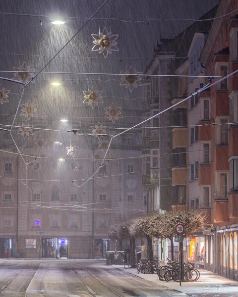 Burggraben Street on a snowy night, Innenstadt, Innsbruck Stadt, Innsbruck, Tyrol, Austria, Europe