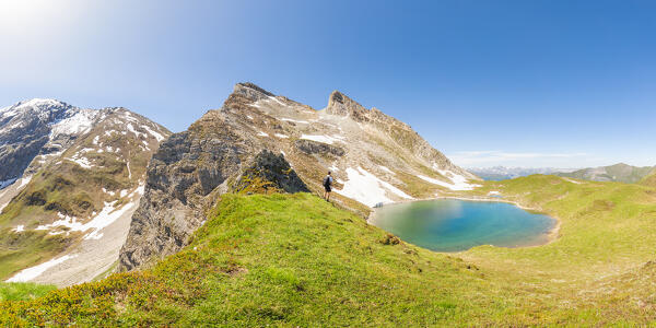 On the ridge that leads to the Schoeberspitzen between Kleiner Kaserer mountain and Lake Ramsgrubner, Wildlahner, Schmirn Valley, Innsbruck Land, Tyrol, Austria, Europe