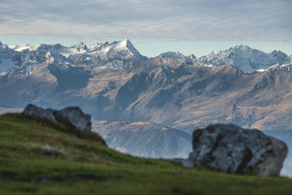 The Stubai alps with its 3000 meter high peaks as seen from the Karspitze mountain on an autumn day, Hafelekar cable car station, Innsbruck, Innsbruck Stadt, Tyrol, Austria, Europe