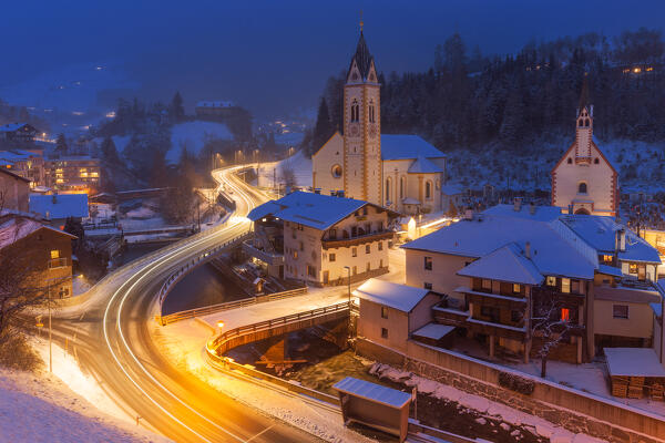 A snowy evening by the church of Our Dear Lady Maria Himmelfahrt in Matrei am Brenner, Wipptal, Innsbruck Land, Tyrol, Austria, Europe