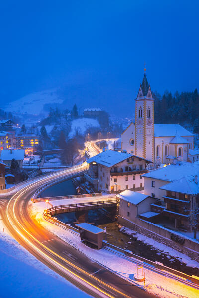Car trails by the church of Our Dear Lady Maria Himmelfahrt in Matrei am Brenner, Wipptal, Innsbruck Land, Tyrol, Austria, Europe