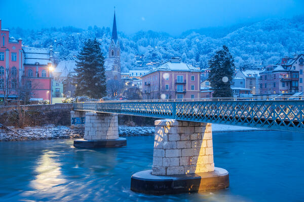 A snowy morning by the bridge of Emile Bethouart with the church of Sankt Nikolaus in the background, Innsbruck, Innsbruck Stadt, Tyrol, Austria, Europe