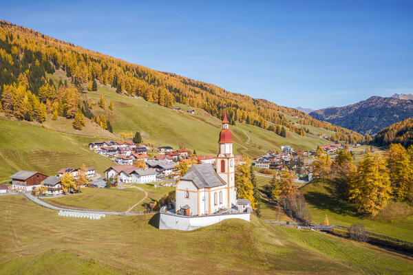 The charming village of Obernberg am Brenner with the iconic church of Sankt Nikolaus on an autumn day, Obernberg am Brenner, Innsbruck Land, Tyrol, Austria, Europe