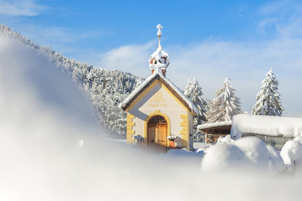 The snow-covered little chapel of Mariahilf in Götznerberg on a winter day, Götzens, Westliches Mittelgebirge, Innsbruck Land, Tyrol, Austria, Europe