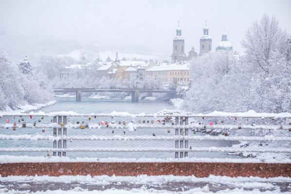 The Cathedral of Innsbruck and the inner city seen from the University Bridge on a snowy day, Innsbruck, Tyrol, Austria, Europe