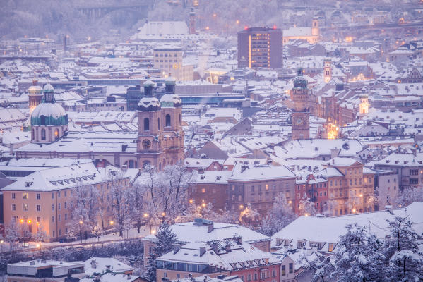 The view over the old town of Innsbruck on a snowy day, Innsbruck, Tyrol, Europe