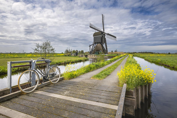 By bike to the windmills of Broekmolen (Molenlanden municipality, South Holland, Netherlands)