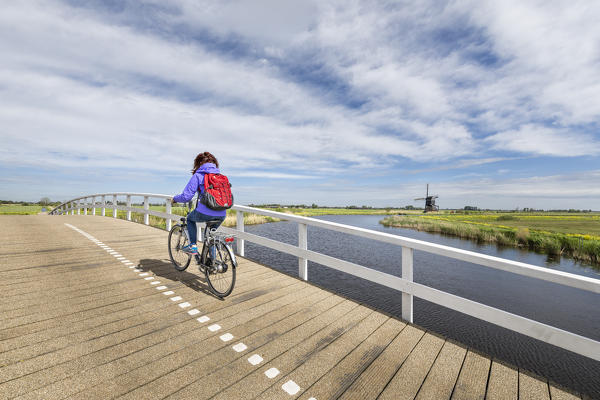 By bike to the windmills of Broekmolen (Molenlanden municipality, South Holland, Netherlands) (MR)