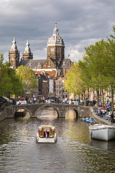 Basilica of Saint Nicholas and the Oudezijds Voorburgwal canal (De Wallen district, Amsterdam, North Holland, Netherlands)