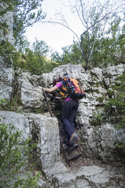 The Imbut Trial: a girl is climbing down to the Verdon Gorge (Var department, Provence-Alpes-Côte d'Azur, France, Europe) (MR)