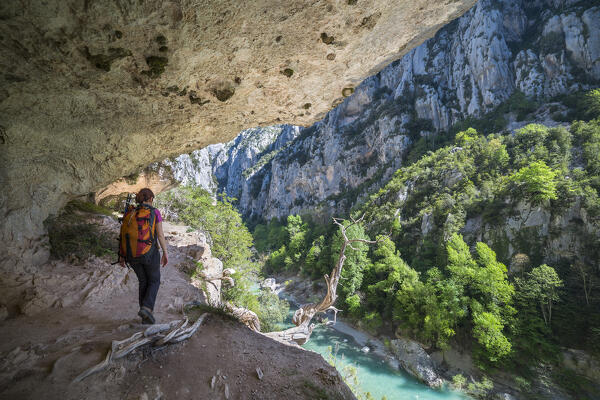 The Imbut Trial: a girl is walking in the Verdon Gorge (Var department, Provence-Alpes-Côte d'Azur, France, Europe) (MR)