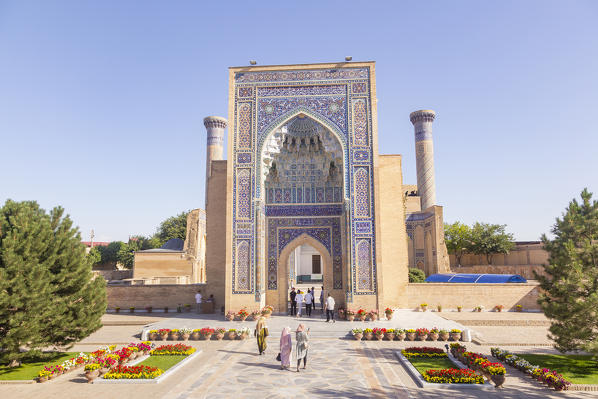 Peoples at Tamerlane, Timur, mausoleum in Samarkand. Sammarcanda, Uzbekistan, Central Asia.