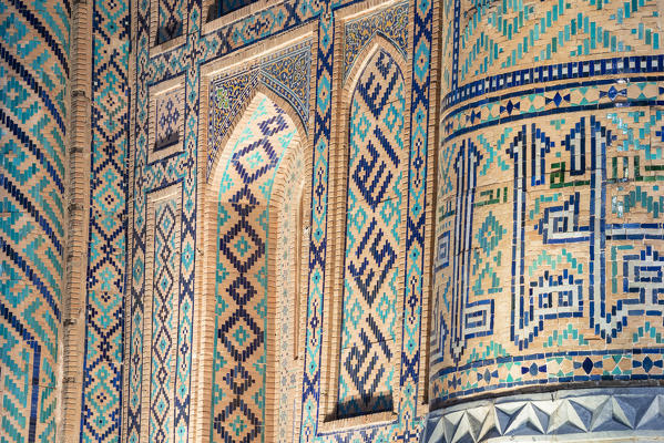 Decoration details of Sherdar, Cher Dor, Madrasah by night. Registan square, Samarkand, Uzbekistan, Central Asia.