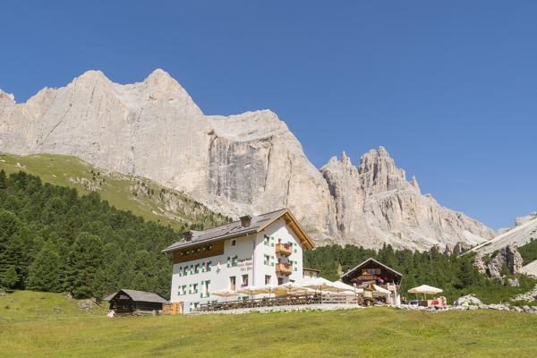 Stella alpina refuge and Catinaccio Rosengarten wall. Gardeccia, Pozza di Fassa, Fassa valley, Trento district, Dolomites, Trentino Alto Adige, Italy, Europe.