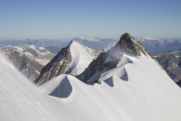 The snow ridge from Nadelhorn to Stecknadelhorn, a 4000 peak in Sass Fe valley. Sass Fe, Vallese canton, Switzerland, Alps, Europe.