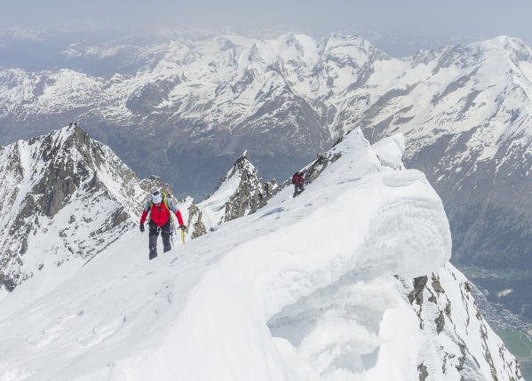 Ski mountaneers to the summit of Dom de Mischabel. Vallese, Switzerland