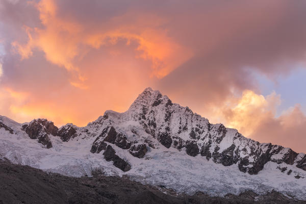 The West face of Alpamayo Nevado peak at sunset. Ancash, Cordigliera Blanca, Perù. 