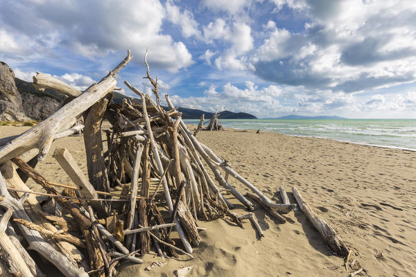 Primitive huts built by tourists on the beach of Marina di Alberese. Marina di Alberese beach, Alberese, Maremma park(Parco della Maremma), Grosseto, Grosseto province, Tuscany, Italy, Europe