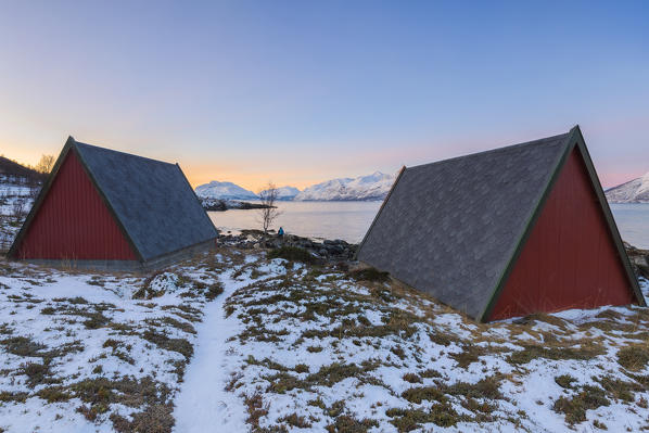 Fishing village in Lattervick overlooking the fjord. Lattervik, Ullsfjorden, Lyngen Alps, Troms, Norway, Lapland, Europe.