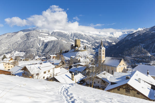 View on historic centre of the village with the church and the castle. Ladis, Inntal, Tirol, Osterreich, Europe