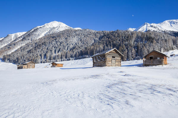 The sun illuminates the walser huts on the snowy plateau. Pfunds Tschey, Pfunds, Inntal, Tirol, Osterreich, Europe