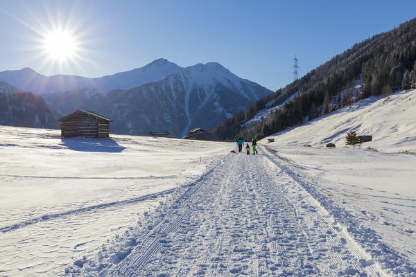 Family walk through the winter trails on the plateau. Pfunds Tschey, Pfunds, Inntal, Tirol, Osterreich, Europe