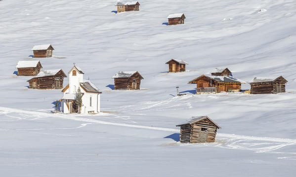 Typical walser huts and a white church. Pfunds Tschey, Pfunds, Inntal, Tirol, Osterreich, Europe