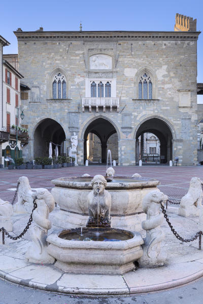 Fontana del Contarini and Palazzo della Ragione. Bergamo, Lombardy, Italy.