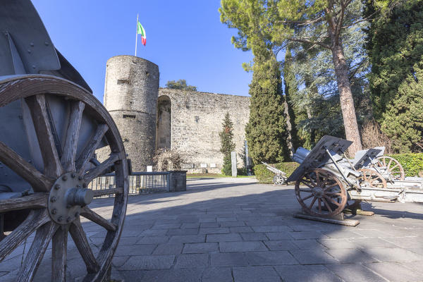 Artillery exposed in the park of Rimembranze(Parco delle Rimembranze), located outside the fortress of Bergamo(Rocca di Bergamo). Bergamo, Lombardy, Italy.