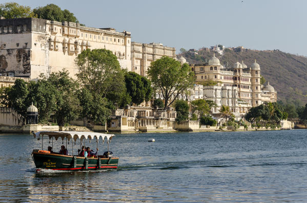 Udaipur, Rajasthan, India. The Udaipur City Palace seen from the shores of the Pichola Lake.