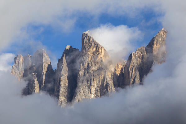 Odle Dolomites surrounded by clouds (Wasserkofel, Odla di Valdussa, Furchetta, Sass Rigais), Funes valley (val di Funes), Bolzano province, South Tyrol, Trentino alto adige, Italy, Europe