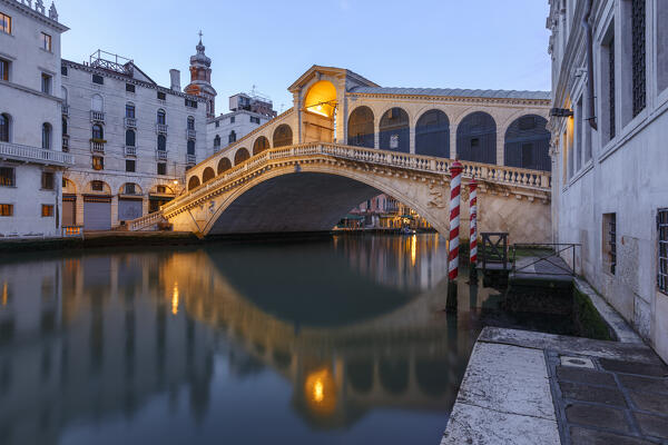 Dawn on Rialto Bridge (Ponte di Rialto), Grand Canal (Canal Grande), Venice, Veneto, Italy, Europe