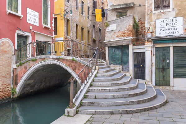 Ponte de la Chiesa bridge, Campo San Cassian, Venice, Veneto, Italy, Europe