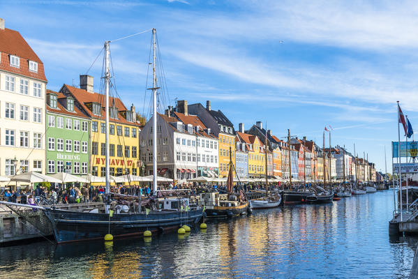 Denmark, Hovedstaden, Copenhagen. Colourful buildings along the 17th century waterfront of Nyhavn