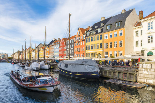 Denmark, Hovedstaden, Copenhagen. Colourful buildings along the 17th century waterfront of Nyhavn