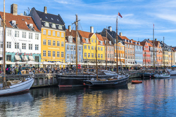 Denmark, Hovedstaden, Copenhagen. Colourful buildings along the 17th century waterfront of Nyhavn