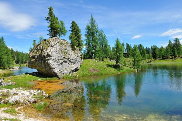 Lago de Federa, Croda da Lago, Cortina d'Ampezzo valley, Dolomites, Alps, Province of Belluno, Veneto Region, Italy