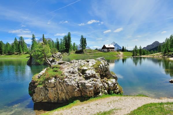Lago de Federa, Croda da Lago, Palmieri Hut, Cortina d'Ampezzo valley, Dolomites, Alps, Province of Belluno, Veneto Region, Italy