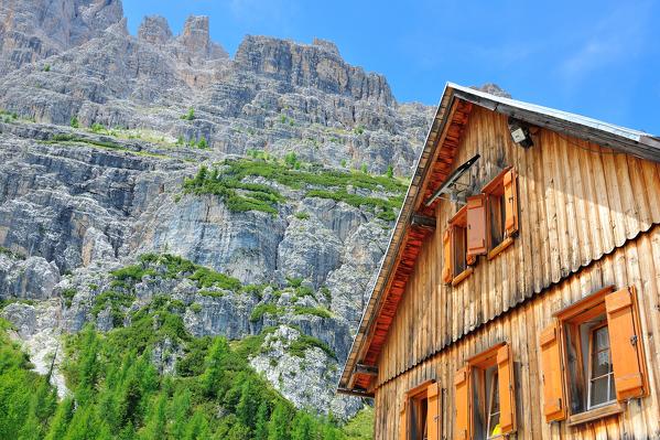 Lago de Federa, Croda da Lago, Palmieri Hut, Cortina d'Ampezzo valley, Dolomites, Alps, Province of Belluno, Veneto Region, Italy