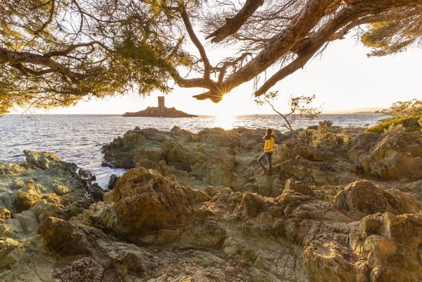 Tourist admiring the île d'Or, a private island located at the east of the city of Saint-Raphaël, Var department, Provence-Alpes-Côte d'Azur region, France
