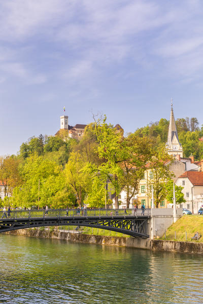 Hradecky Bridge and the iconic medieval Ljubljiana castle in the background. Ljubljiana, Osrednjeslovenska, Slovenia
