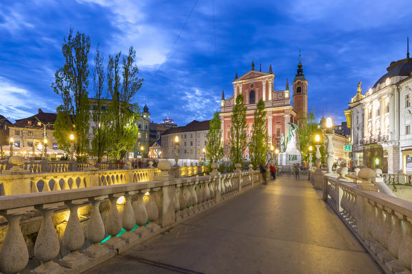 The old town of Ljubljana, with the Ljubljanica river and the Triple Bridge with the franciscan church of the annunciation in the background. Ljubljiana, Osrednjeslovenska, Slovenia