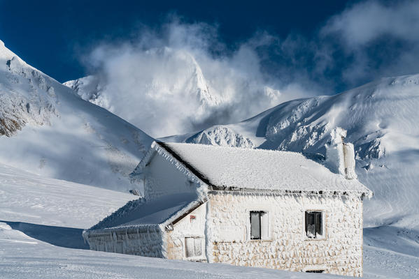 Mountain hut in Campo Imperatore with the Gran Sasso in Background, Campo Imperatore, L'Aquila province, Abruzzo, Italy, Europe